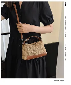 Vista dettagliata di una borsa a tracolla minimalista in paglia intrecciata con finiture marroni