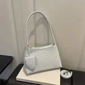 Elegante bolso de hombro azul claro con lunares y correa ajustable