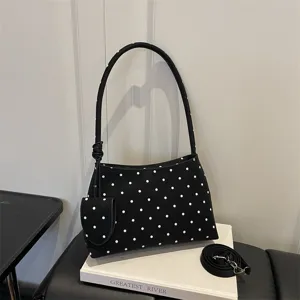 Elegante bolso de hombro negro con lunares blancos, monedero y correa ajustable