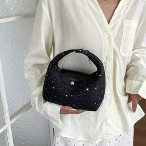 Sac à bandoulière demi-lune noir avec imprimé étoiles argentées et rabat en cuir élégant