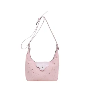 Sac à bandoulière rose tendance en forme de croissant avec motif d'étoiles filantes.