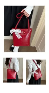 Dettaglio della borsa tote rossa lucida con decorazione a fiocco in pizzo bianco e fibbia