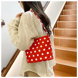 Elegante bolso de hombro informal rojo con lunares blancos para mujer en modelo