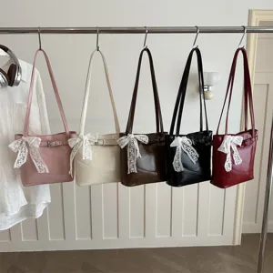 Borse tote grandi in cinque colori con fiocchi in pizzo decorativi e fibbie eleganti.