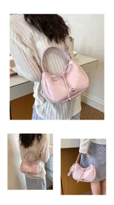 Stilvolle rosa Hobo-Tasche mit Schleifendetail und Metallperlen in verschiedenen Ansichten.