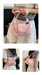 Détail rapproché d'un sac bandoulière rose à chaîne avec poignée tressée et motif d'étoiles.