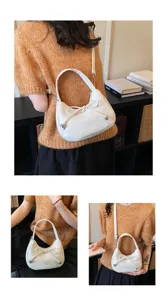 Elegante weiße Schleifen-Croissant-Tasche in mehreren Lifestyle-Aufnahmen am Modell