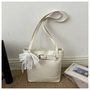 Secchiello trendy in pelle bianco crema con cintura decorativa e fiocco in pizzo