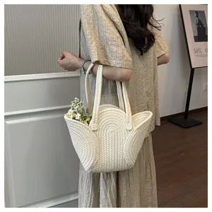 Gros plan d'un sac cabas en coton tissé à la main décoré de marguerites fraîches.