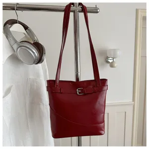Elegante borsa a secchiello in ecopelle rosso scuro con fibbia decorativa in argento