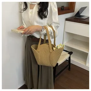 Sac fourre-tout tissé à la main avec design de pétale porté dans un cadre décontracté