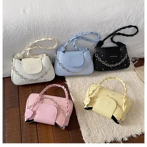 Vue détaillée de sacs à bandoulière tendance en plusieurs couleurs avec poignées tressées