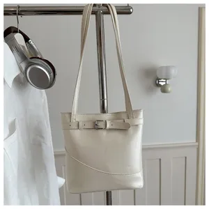 Elegante borsa a tracolla bianco crema minimalista con fibbia e design a cucitura curva