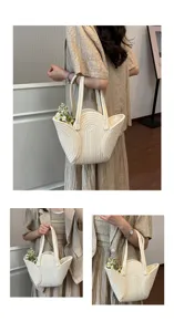 Détail d'un mannequin portant un sac fourre-tout tissé à la main avec design en vagues