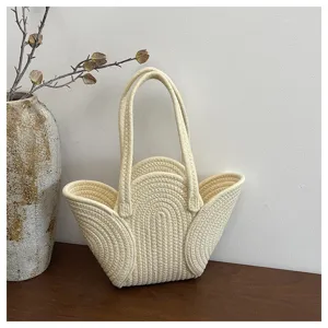 Sac à main artisanal en corde crème avec un design unique de pétales ondulés