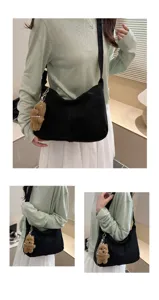 Trois vues détaillées d'un sac cabas noir minimaliste avec un joli charme d'ours