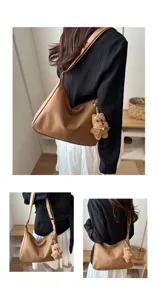 Vues détaillées d'un sac hobo vintage marron avec un joli porte-clés en peluche chien