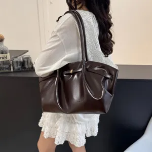 Grand sac cabas en cuir brillant marron foncé pour femme avec boucle élégante