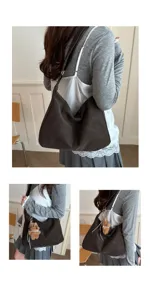 Vues détaillées d'un sac hobo marron foncé avec pendentif ours sur un mannequin.
