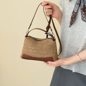 Borsa in paglia intrecciata con dettagli in pelle marrone per vacanze estive al mare