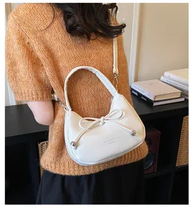 Elegante weiße Hobo-Tasche mit Schleifendetail und verstellbarem Schultergurt für Damen