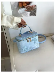 Elegante borsa a scatola in jacquard azzurro con farfalle 3D e dettaglio manico superiore