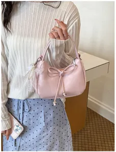 Schicke rosa Beuteltasche mit zarter Schleife und Perlenanhänger für den Alltag