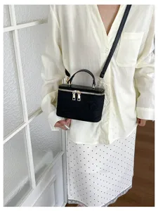 Borsa a scatola in jacquard nero con motivo a farfalla indossata da una modella