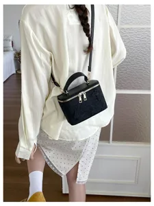 Modella che indossa una borsa a scatola in jacquard nero con ricamo di farfalla cinese.