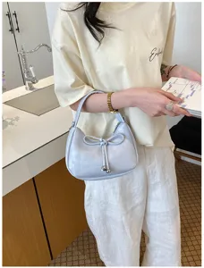 Detailansicht einer hellblauen Hobo-Tasche mit stilvoller Schleife für den Alltag