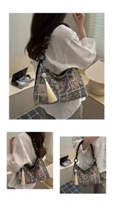 Borsa tote ricamata etnica tradizionale con manico in perline di legno e nappa decorativa