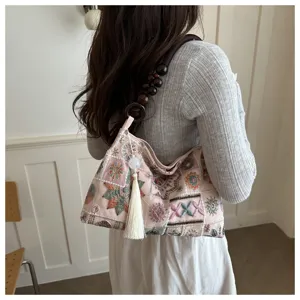 Vista posteriore di una donna con borsa ricamata rosa stile Neo-Cinese e tracolla in legno