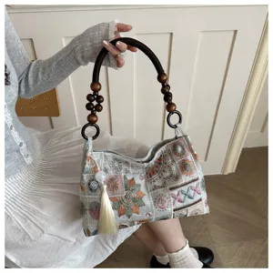 Borsa tote ricamata in stile cinese moderno con perle in legno e dettaglio nappa