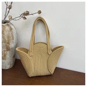 Sac à main artisanal en corde de coton avec un design unique en forme d'aile