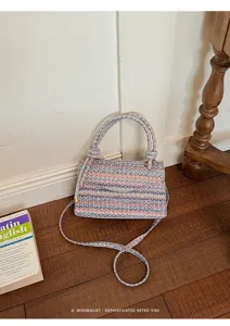 Elegante borsa a mano quadrata colorata fatta a mano con un'atmosfera retrò minimalista