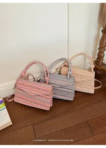 Dettaglio di tre borse a tracolla intrecciate colorate in stile retrò minimalista