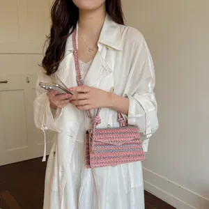 Elegante borsa a tracolla intrecciata rosa da donna con design squadrato testurizzato