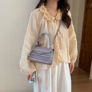 Borsa a tracolla intrecciata alla moda da donna con strisce colorate e manico