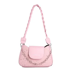 Borsa a tracolla rosa alla moda per donna con tracolla intrecciata e catena decorativa