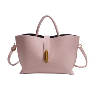 Elegante bolso tipo cubo en cuero granulado rosa con cierre dorado y asa superior