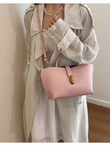 Bolso tote de cuero granulado rosa con cierre dorado y correa ajustable