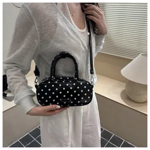 Stijlvolle elliptische handtas met stippen, schoudertas ideaal voor trendy zomergebruik.