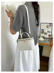 Elegante borsa da sera in jacquard bianco con delicato ricamo a farfalla per stile da sposa