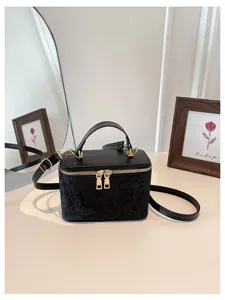 Elegante borsa a scatola nera da sera con ricamo a farfalla in jacquard e manico.