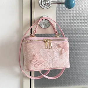 Elegante borsa a mano rosa con ricamo a farfalla e dettagli in pizzo floreale