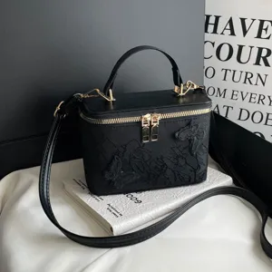 Elegante borsa a scatola nera con ricamo a farfalla e dettagli in oro lucido.