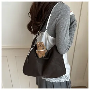 Vue détaillée d'un sac hobo minimaliste marron rétro avec charm animal mignon
