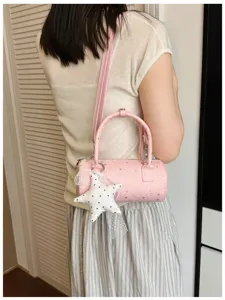 Vue arrière détaillée d'un sac polochon rose avec motifs étoiles et breloque étoile
