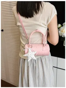 Sac à main cylindrique rose à la mode avec motifs d'étoiles et breloque étoile.
