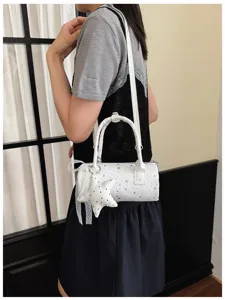 Vue détaillée d'un sac polochon blanc à motif étoilé porté à l'épaule